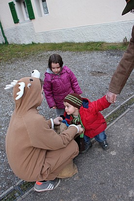 MVM Rentier Rudolf oeffnet seinen Sack fuer Kinder